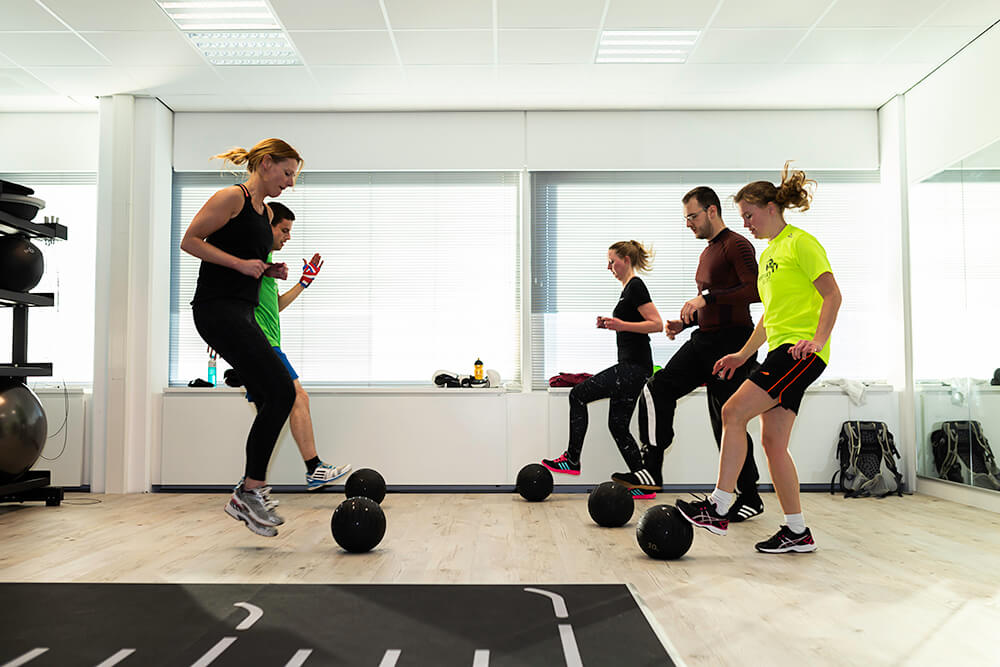 Foto van DSW werknemers die sporten in de sportschool