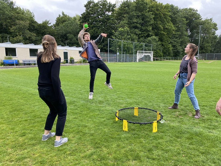 foto van werknemers die een spel spelen op het grasveld